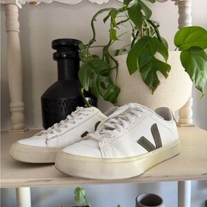 Veja Campo Sneakers in Extra White/Khaki (40)